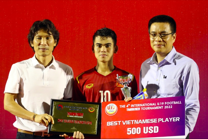 Hình ảnh cầu thủ Khuất Văn Khang nhận giải tại giải U19 quốc tế 2022 tại Bình Dương